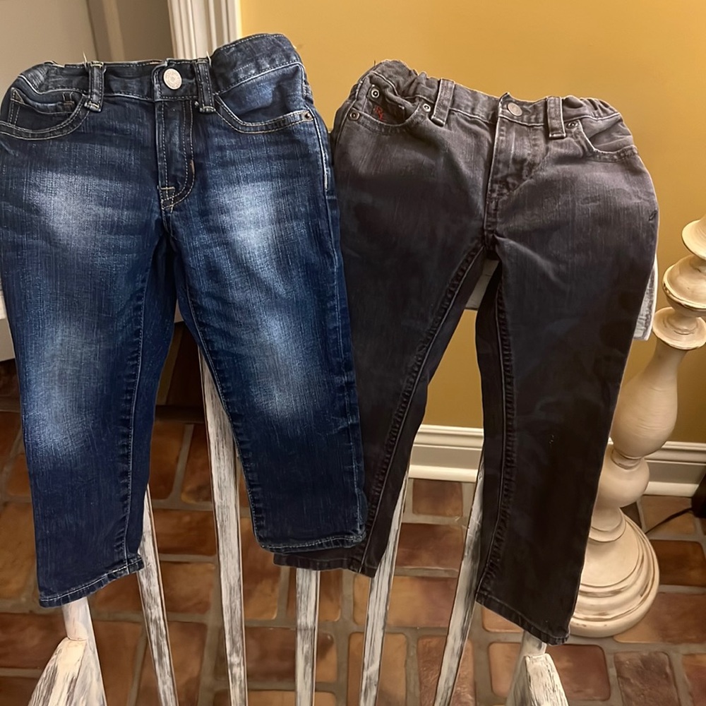 Toddler boy jeans in great condition. Both pair are size 3T.